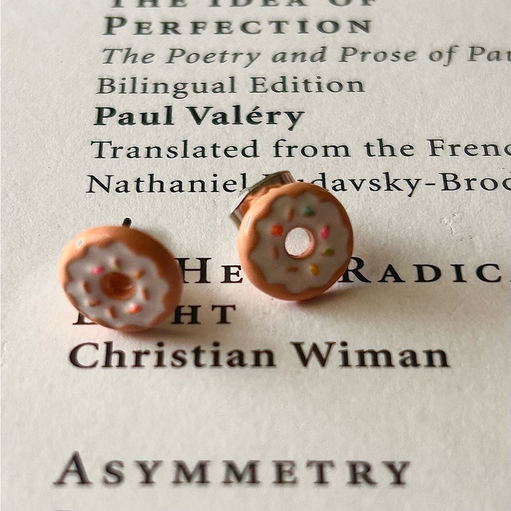 Chef’s Kiss Donut Stud Earrings Cute NEW